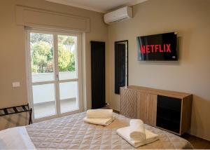 Postel nebo postele na pokoji v ubytování immerso nel verde a due passi dal centro