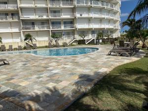 Tranquil Oceanside: Pools & Direct Beach Access内部或周边的泳池