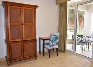 Tranquil Oceanside: Pools & Direct Beach Access的休息区