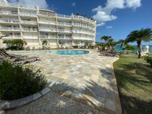 Tranquil Oceanside: Pools & Direct Beach Access内部或周边的泳池