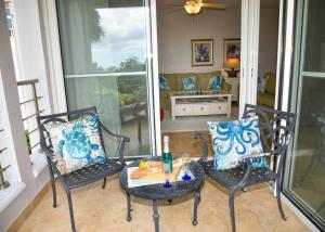 Tranquil Oceanside: Pools & Direct Beach Access的休息区