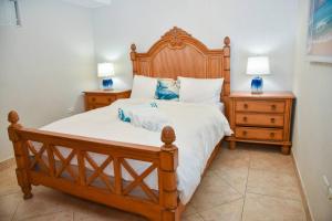 Tranquil Oceanside: Pools & Direct Beach Access客房内的一张或多张床位