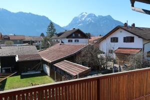 un grupo de casas con una montaña en el fondo en Ferienhaus Hilde, en Schwangau