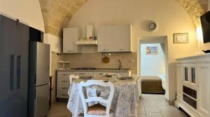 Una cocina o cocineta en Dimora Moresco by Symphonya Rentals