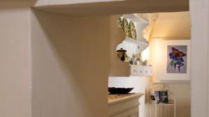 Una cocina o cocineta en Dimora Moresco by Symphonya Rentals 18 fotos más