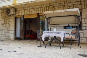 Rõdu või terrass majutusasutuses Sea View Suite With King Bed, 150Mbps WiFi And Patio Swing