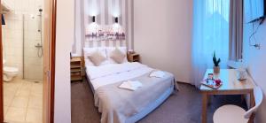 ein Hotelzimmer mit Bett und Badezimmer in der Unterkunft Villa BB samozameldowanie in Banino