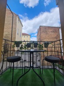 een tafel en stoelen op een balkon met gras bij Golden Star in Zagreb +32 foto's