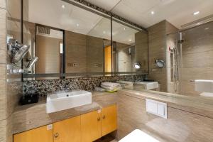 a bathroom with two sinks and a large mirror at Fa万濠国际服务公寓 in Guangzhou +23 photos