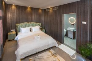 Letto o letti in una camera di Hotel Sri Ashvik Rameswaram