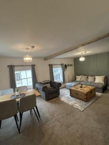 アイアンブリッジにあるIronbridge town apartmentのソファとテーブルのあるリビングルーム