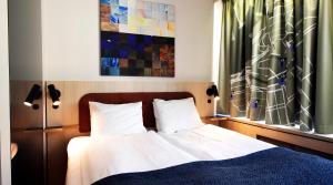 a bedroom with a bed and a window at Comfort Hotel City in Gothenburg