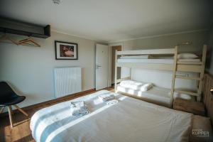 a bedroom with a bed and bunk beds at Le Noir Flohay 30 pers - Malmedy, vue, wellness in Malmedy