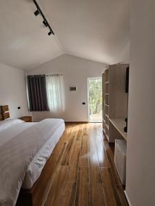 Postel nebo postele na pokoji v ubytování 3 Bungalows at Mali Camping Kruje + 17 fotografií