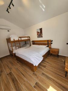Postel nebo postele na pokoji v ubytování 3 Bungalows at Mali Camping Kruje