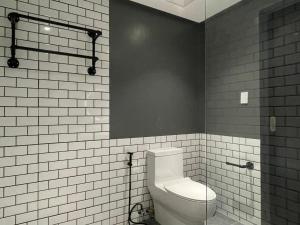 bagno con servizi igienici bianchi e specchio di PROXY Plus Pangasinan a Alaminos