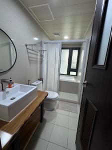 un bagno con lavandino e WC di Freediving center a Sigou