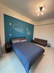 una camera da letto con un letto e una parete blu di Freediving center a Sigou