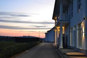Východ nebo západ slunce při pohledu z hotelu nebo okolí