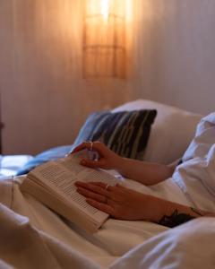 Кровать или кровати в номере Mama Lova Hôtel, Riad, Restaurant & Spa