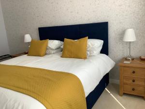 Postel nebo postele na pokoji v ubytování Hedgefield House Flat 34