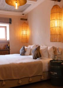 Кровать или кровати в номере Mama Lova Hôtel, Riad, Restaurant & Spa