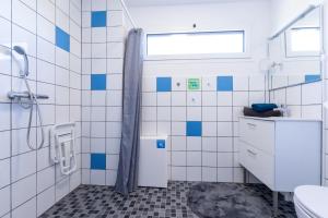 a bathroom with a shower and a sink and a toilet at L'Ilot Narossais 5 - idéal curiste - clim - proche Dax in Narrosse