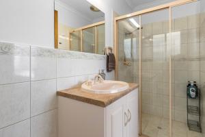 ArdrossanArdrossan Hotel Motel的带水槽和淋浴的浴室 更多36张照片
