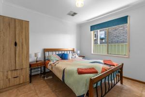 ArdrossanArdrossan Hotel Motel的带一张大床和一扇窗户的卧室