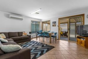 ArdrossanArdrossan Hotel Motel的带沙发、电视和桌子的客厅