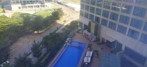 Kolam renang di atau dekat dengan Luxury Suite attached with Leela Hotel Bangalore