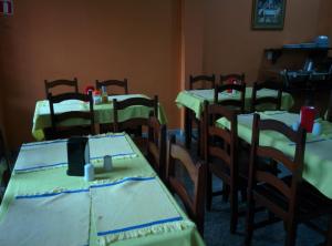 un grupo de mesas y sillas con manteles verdes en Hotel Toraryca, en Belém