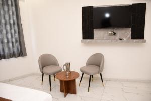 TV a/nebo společenská místnost v ubytování Hotel Morvi Nandan