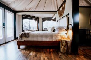 Postel nebo postele na pokoji v ubytování Luxurious Safari Tent for a Romantic Getaway in Cedar Bluff, Alabama