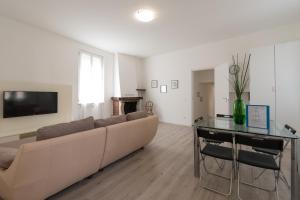 a living room with a couch and a table at Quadrilocale Ospedale Civile 8 , 3 Camere e due bagni in Brescia