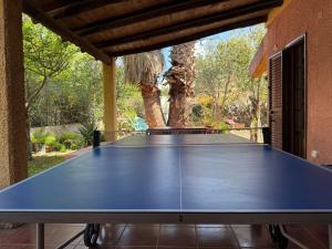Stolní tenis v ubytování Lovely home 5 min walk to the beach, 3 bedrooms ample outdoor relax and WIFI nebo okolí