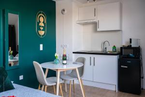 Una cocina con una mesa y sillas en una habitación. en STUDIO DISNEY LAC, en Serris 10 fotos más