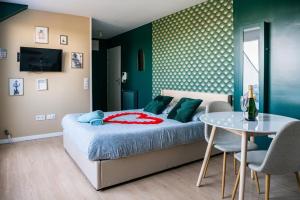 Un dormitorio con una cama y una mesa con sillas. en STUDIO DISNEY LAC, en Serris