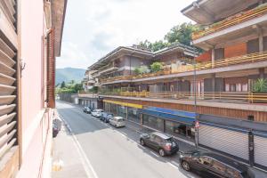 a street with cars parked on the side of a building at Quadrilocale Ospedale Civile 8 , 3 Camere e due bagni in Brescia