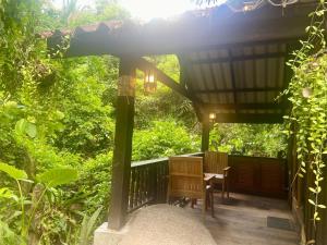 Κήπος έξω από το Singing Frogs Jungle Bungalow