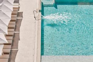 an overhead view of a swimming pool at Helios Mallorca Hotel & Apartments in Can Pastilla