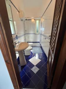 un baño con inodoro y lavabo en Villa Edith, en Parghelia 21 fotos más