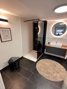 a bathroom with a sink and a bath tub at Ferienwohnung Storchennest in Eisfeld