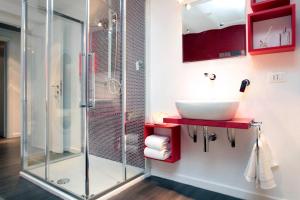 ローマにあるRome Services Borgo Suitesのバスルーム(洗面台、ガラス張りのシャワー付)