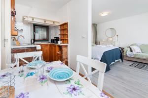 kuchnia i salon ze stołem i krzesłami w obiekcie Apartment Stella Marina Sea view Free Parking w Rovinj