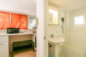 une petite salle de bain avec un lavabo et des toilettes dans l'établissement La Tana nel Verde - Comodo Seminterrato - Fiumicino Airport, à Fiumicino