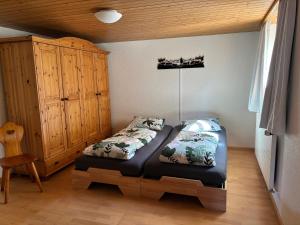 Postel nebo postele na pokoji v ubytování Kirchenrüttiweg 1