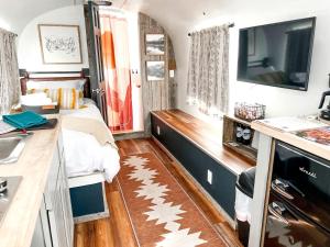 TV a/nebo společenská místnost v ubytování Sleek, Modern Airstream in Grand Junction, Ideal for Colorado Glamping Escapes