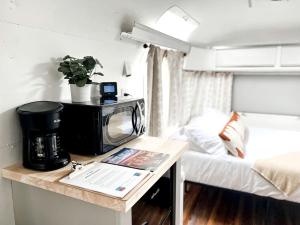 Postel nebo postele na pokoji v ubytování Sleek, Modern Airstream in Grand Junction, Ideal for Colorado Glamping Escapes