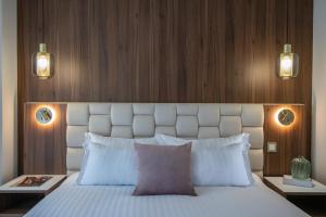Un pat sau paturi într-o cameră la Le Cetai Cannes Beach Hotel